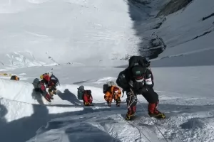 Mount Everest Climbers thumbnail